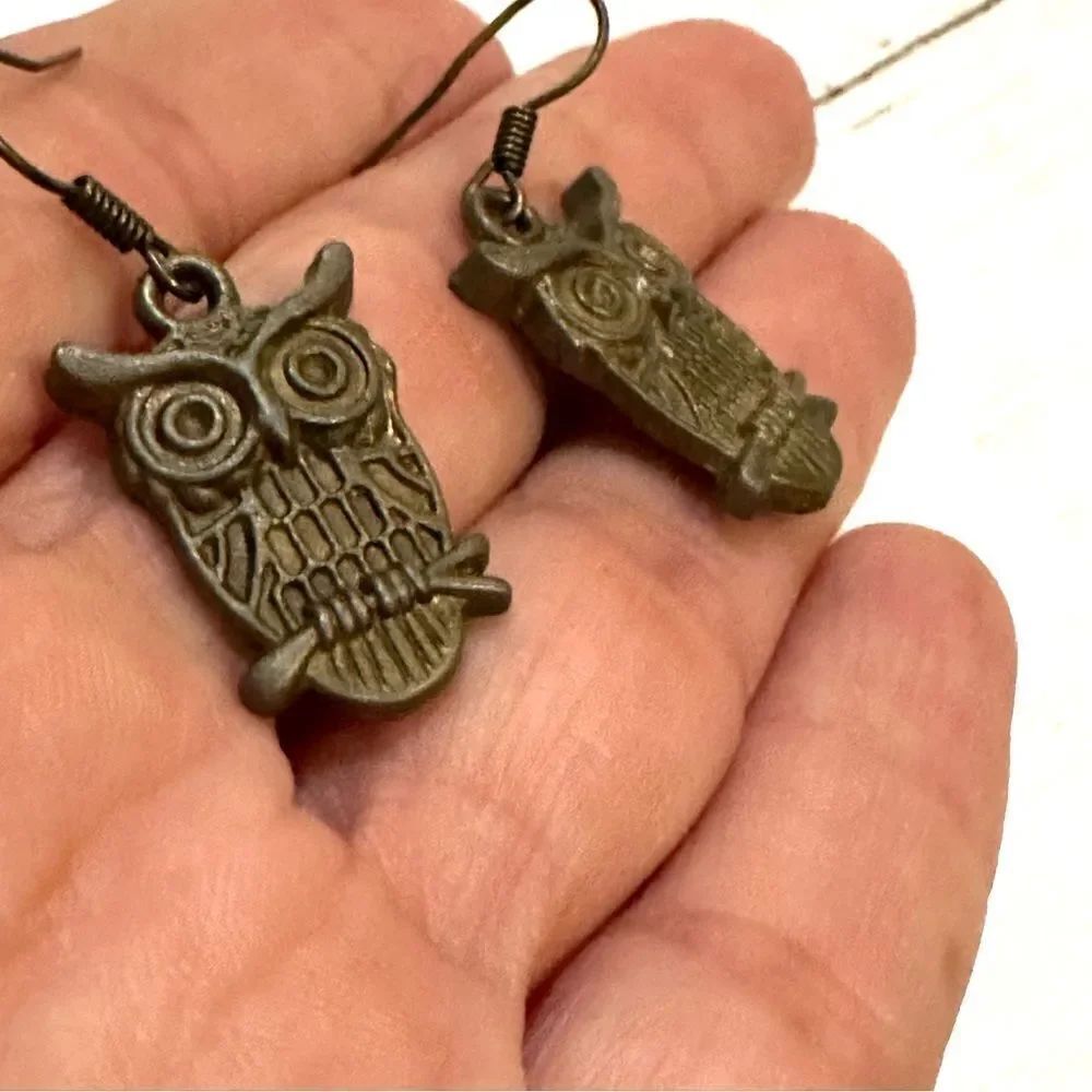 Small brass tone owl earrings - Picture 6 of 9